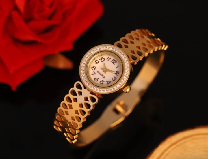 Women’s Stylish Gold Floral Bracelet Watch